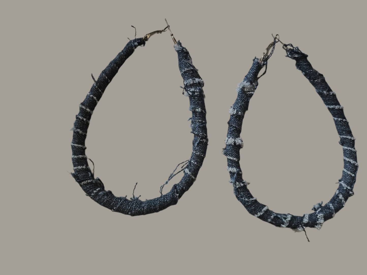 DENIM OVAL RUGGED HOOP EARRINGS